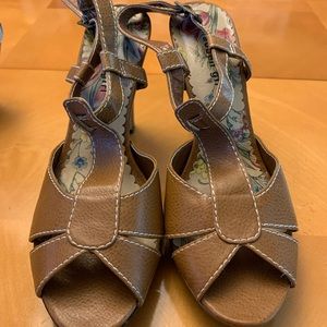 Steve Madden Girl heeled brown leather sandals.